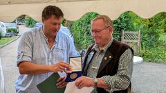 Oberbürgermeister Peter Rosenberger (Horb) überreicht das Ehrenstadtsiegel.