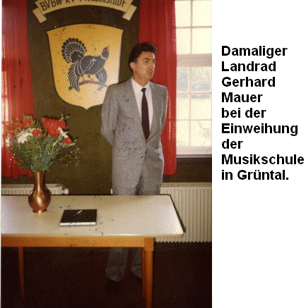 Damaliger Landrad Gerhard Mauer bei der Einweihung der Musikschule in Grüntal.